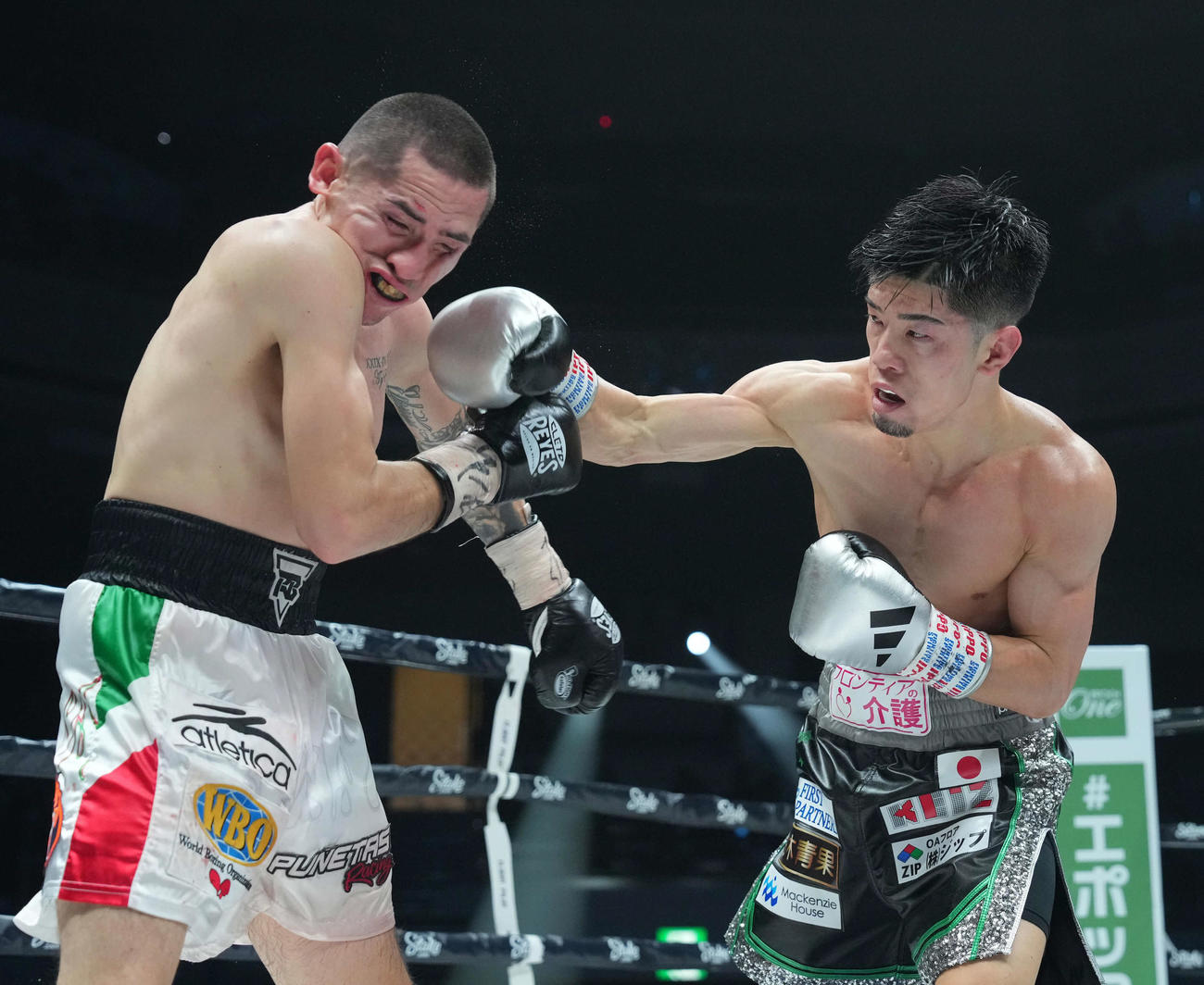 12回、バカセグア（左）の顔面をヒットさせる田中（撮影・鈴木みどり）