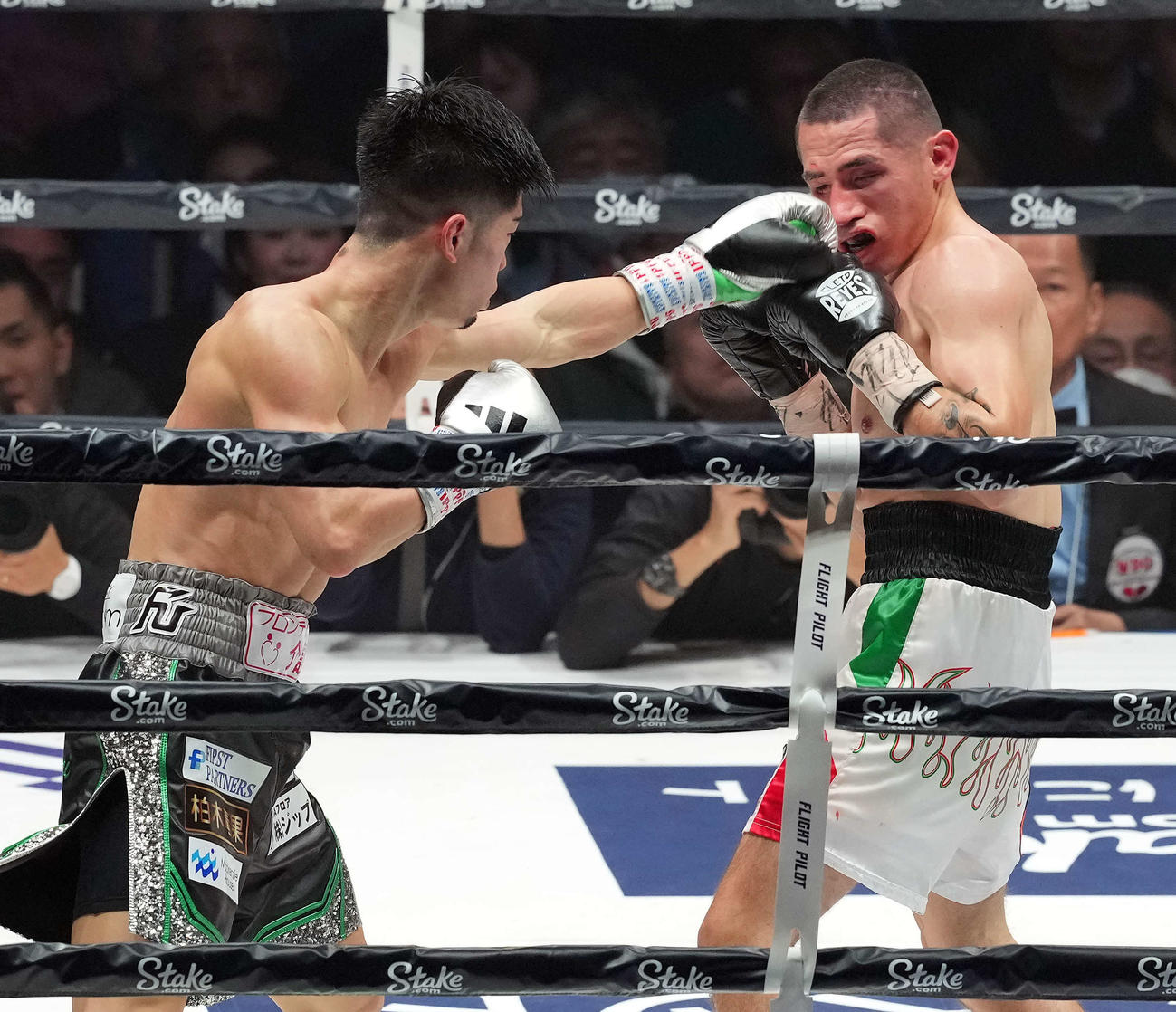 WBO世界スーパーフライ級タイトル王座決定戦　9回　バカセグア（右）にパンチを見舞う田中（撮影・たえ見朱実）