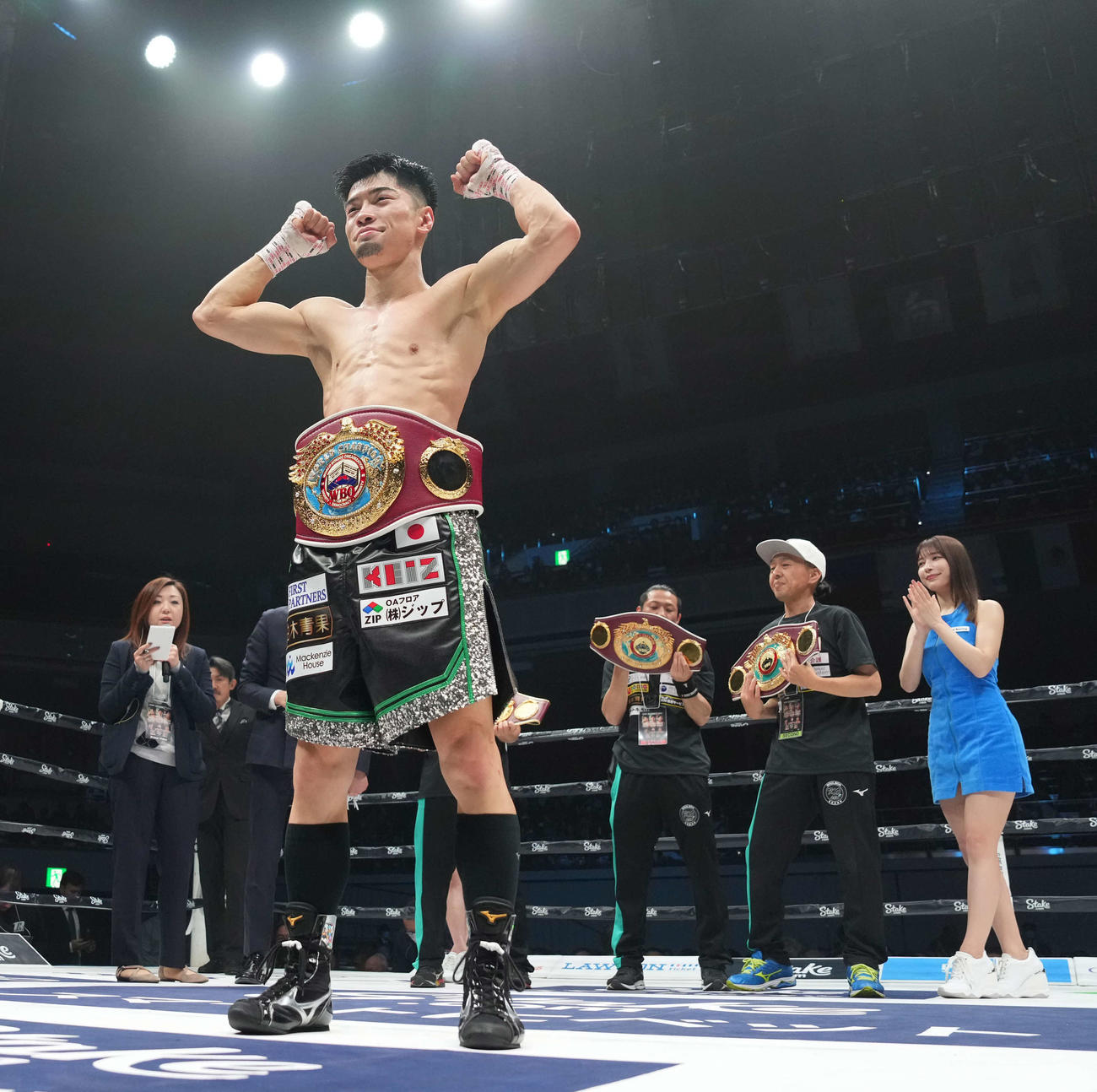 WBO世界スーパーフライ級タイトル王座決定戦　ベルトを腰に巻き喜ぶ田中（中央）（撮影・鈴木みどり）
