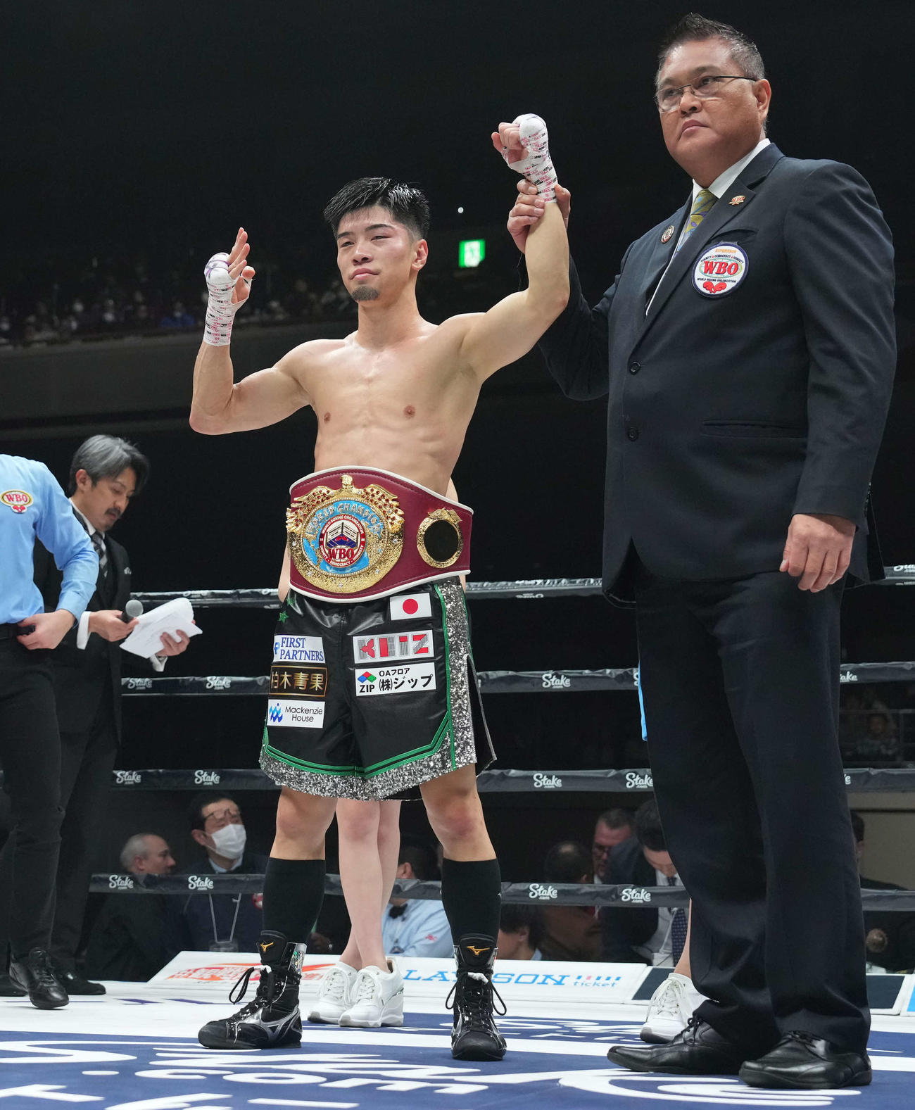 WBO世界スーパーフライ級タイトル王座決定戦　指で4を作り喜ぶ田中（左）（撮影・鈴木みどり）