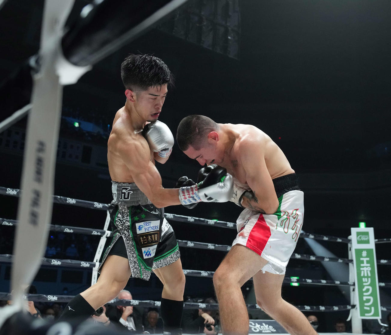WBO世界スーパーフライ級タイトル王座決定戦　7回、バカセグア（右）を攻める田中（撮影・鈴木みどり）