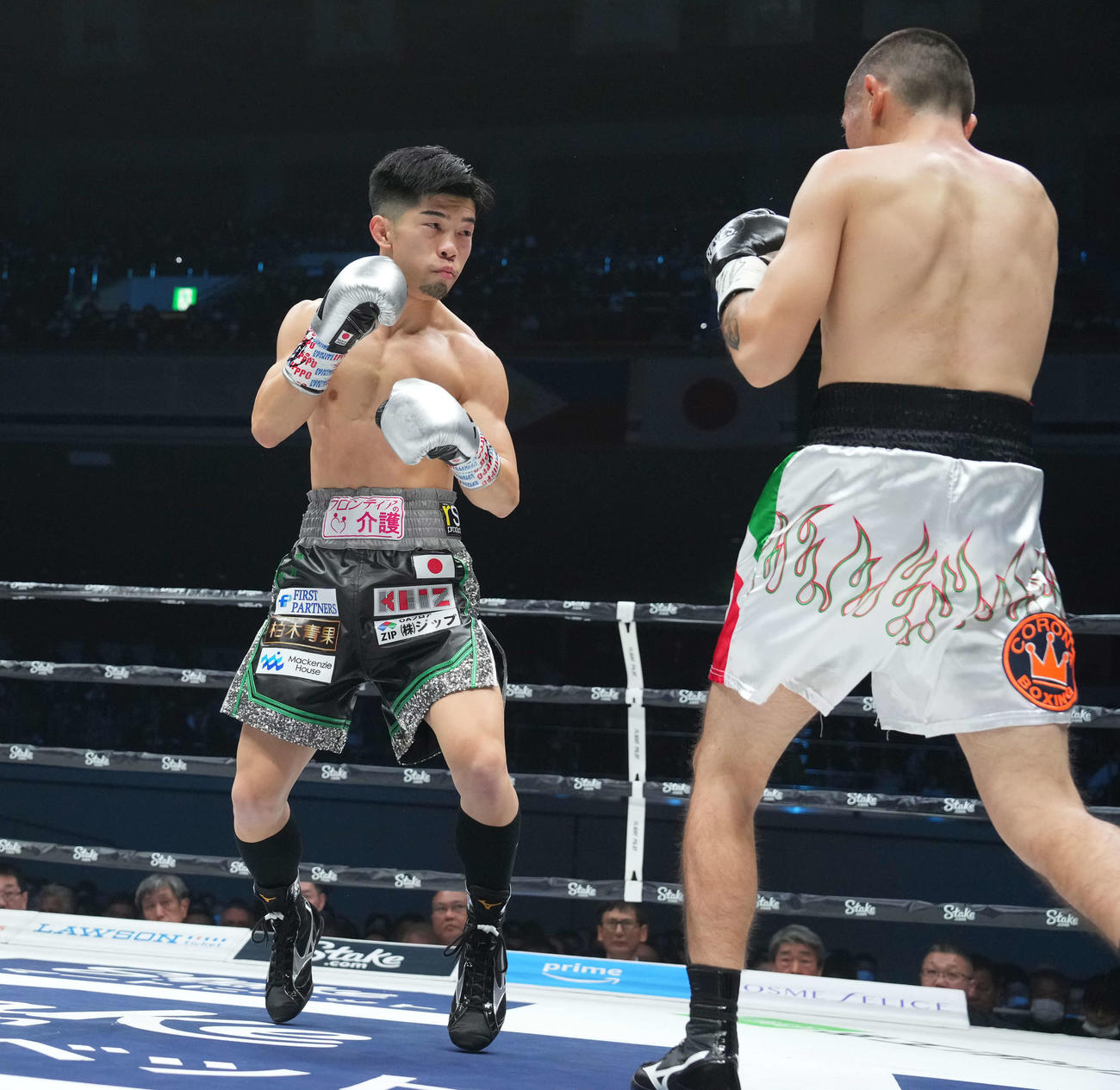 WBO世界スーパーフライ級タイトル王座決定戦　2回、バカセグア（右）を攻める田中（撮影・鈴木みどり）