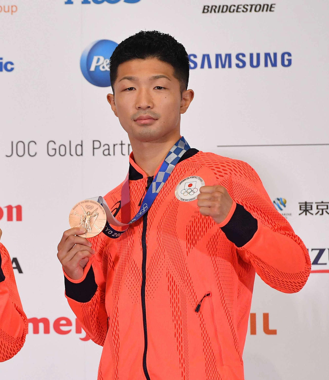 メダルを手にポーズを決める、東京五輪ボクシング男子フライ級銅メダルの田中亮明氏（2021年8月8日撮影）