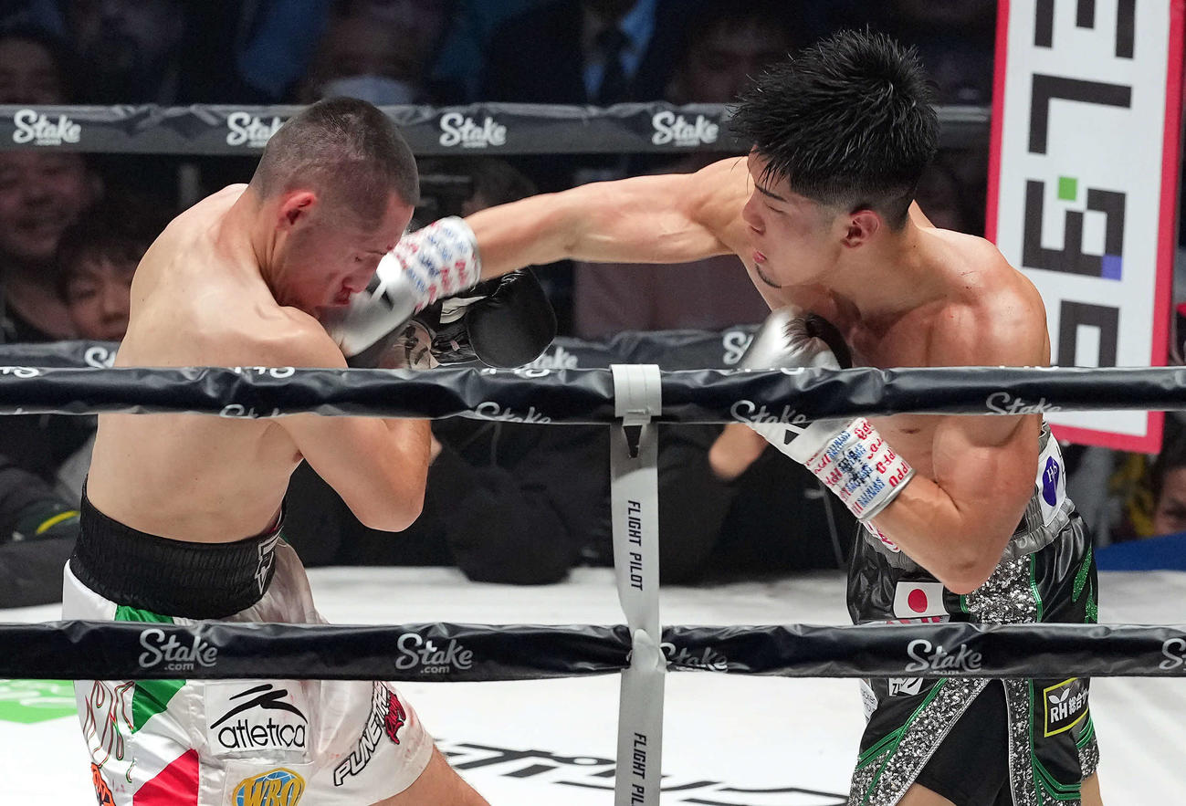 WBO世界スーパーフライ級タイトル王座決定戦　8回　バカセグア（左）にパンチを見舞う田中（撮影・たえ見朱実）