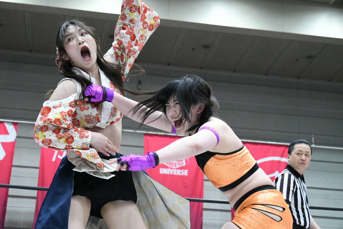 先輩・宮本にエルボーで食らいついていった七瀬（写真提供・東京女子プロレス）