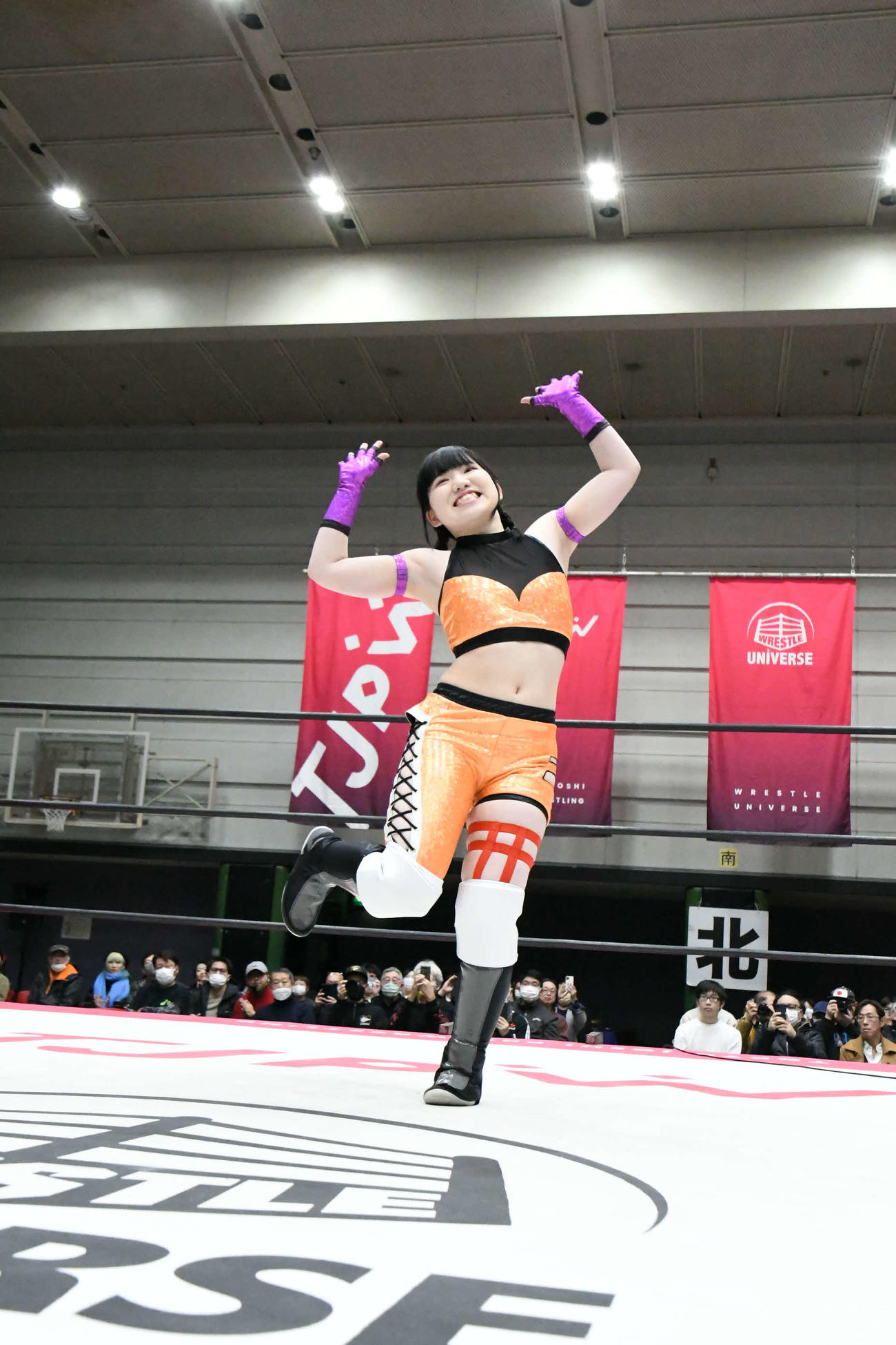 オレンジを基調としたコスチュームの七瀬（写真提供・東京女子プロレス）