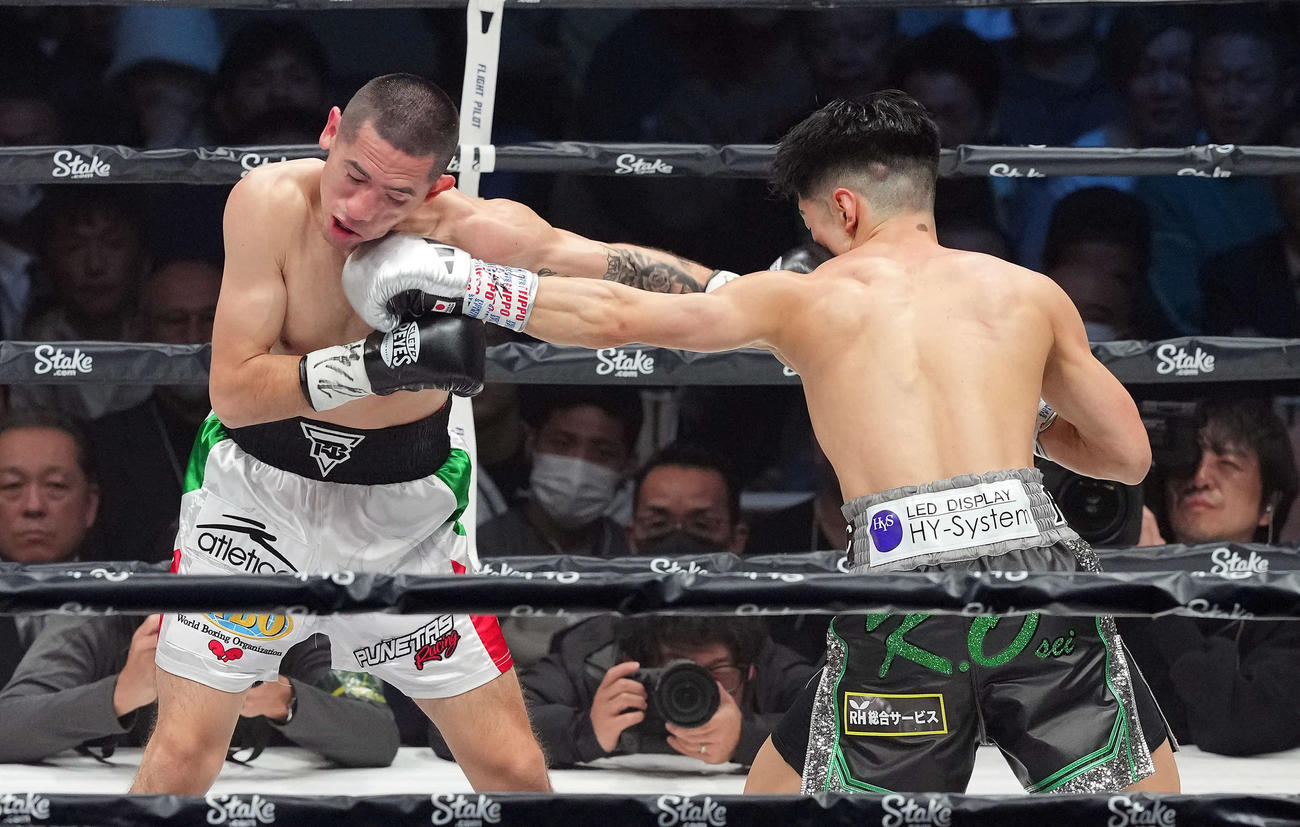 WBO世界スーパーフライ級タイトル王座決定戦　3回　バカセグア（左）にパンチを見舞う田中（撮影・たえ見朱実）