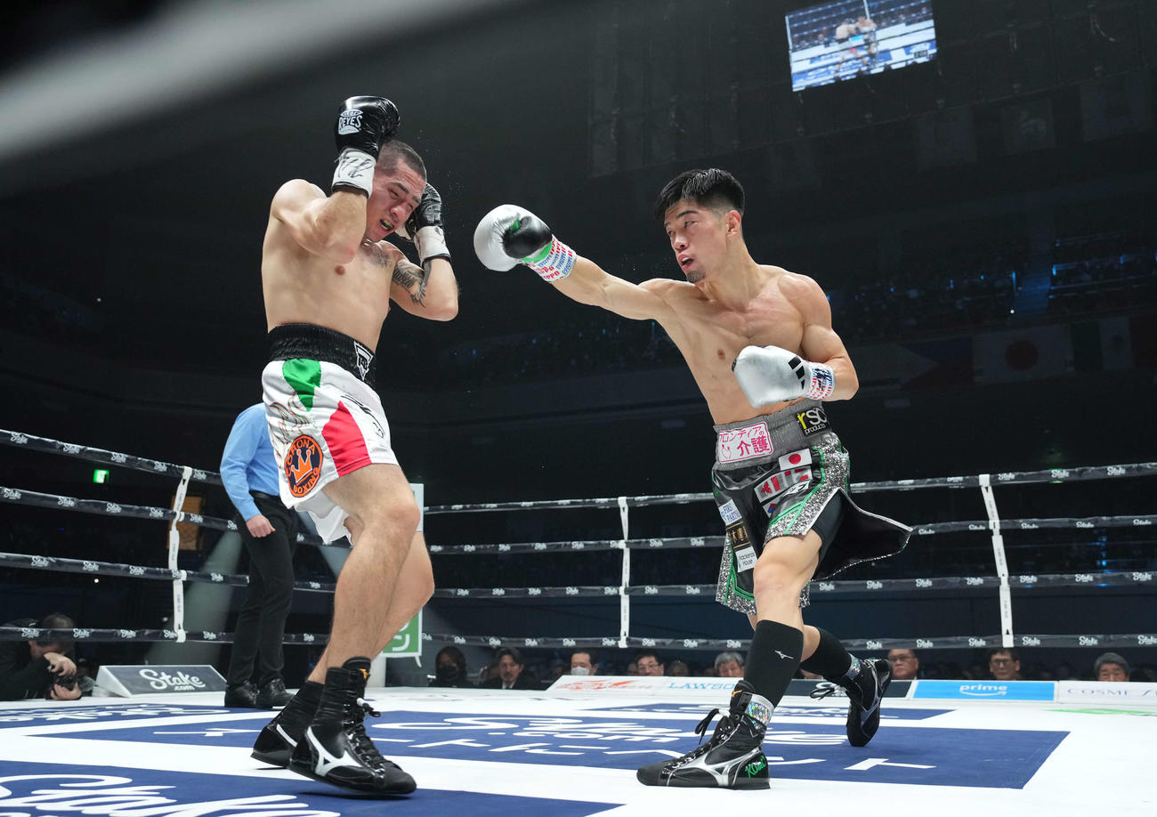 WBO世界スーパーフライ級タイトル王座決定戦　7回、バカセグア（左）を攻める田中（撮影・鈴木みどり）