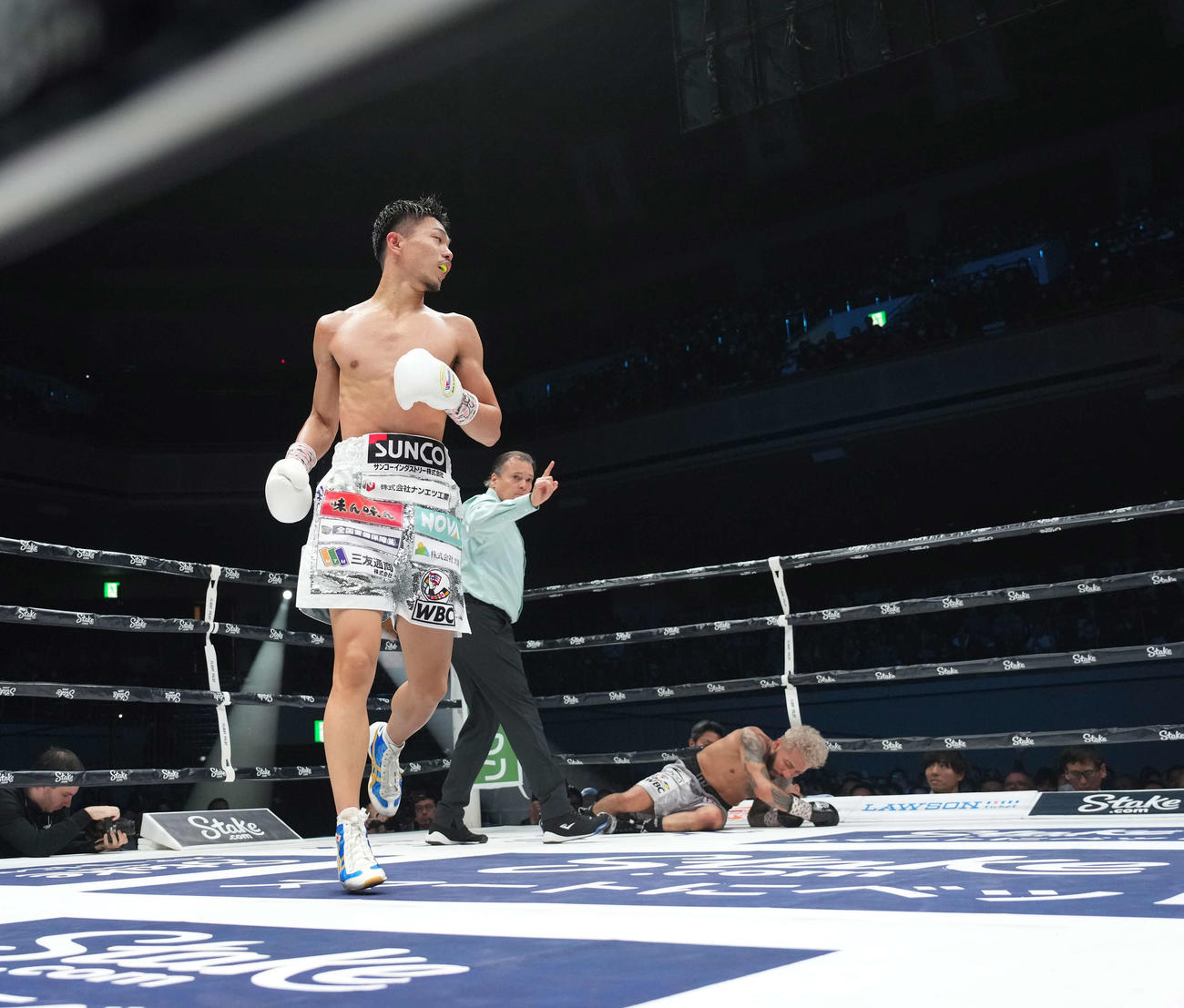 WBC世界バンタム級タイトルマッチ　サンティアゴ対中谷　6回、サンティアゴ（右）からダウンを奪いTKO勝ちする中谷（撮影・鈴木みどり）