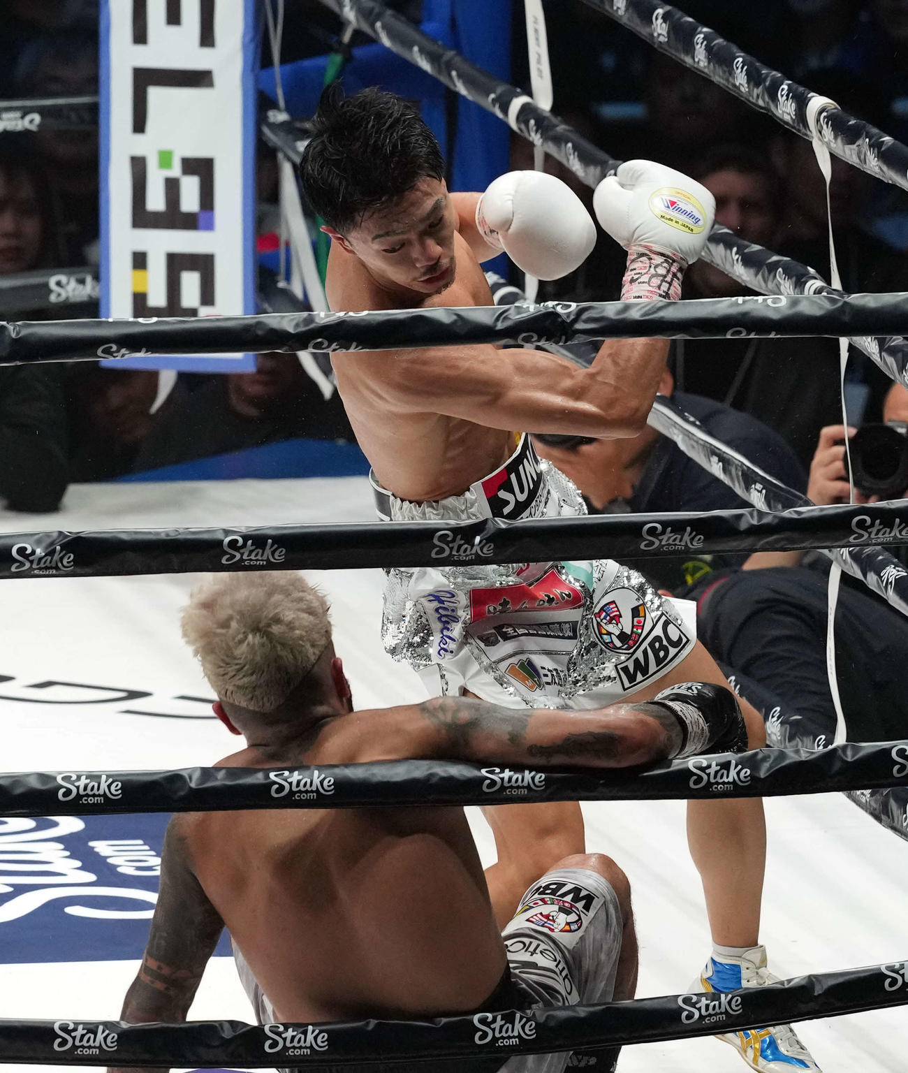WBC世界バンタム級タイトルマッチ　6回　サンティアゴにTKO勝ちし、新チャンピオンとなった中谷潤人（撮影・たえ見朱実）