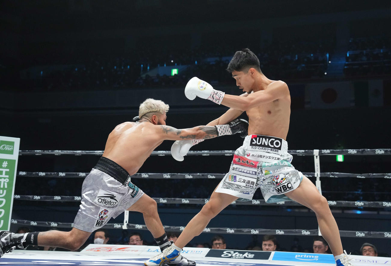 WBC世界バンタム級タイトルマッチ　1回、サンティアゴ（左）の攻めを避ける中谷（撮影・鈴木みどり）