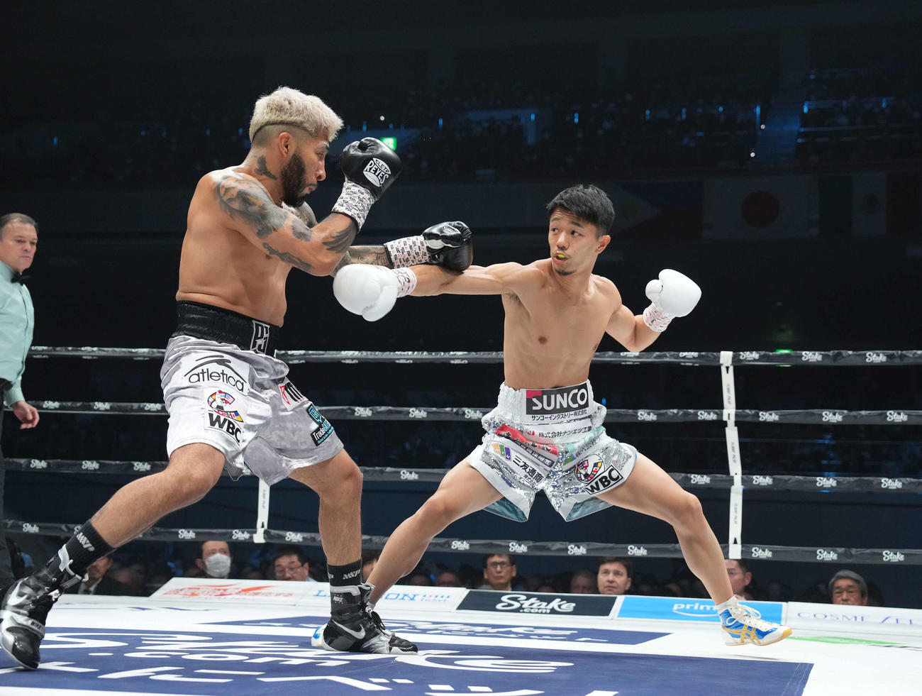 1回、サンティアゴ（左）を攻める中谷（撮影・鈴木みどり）