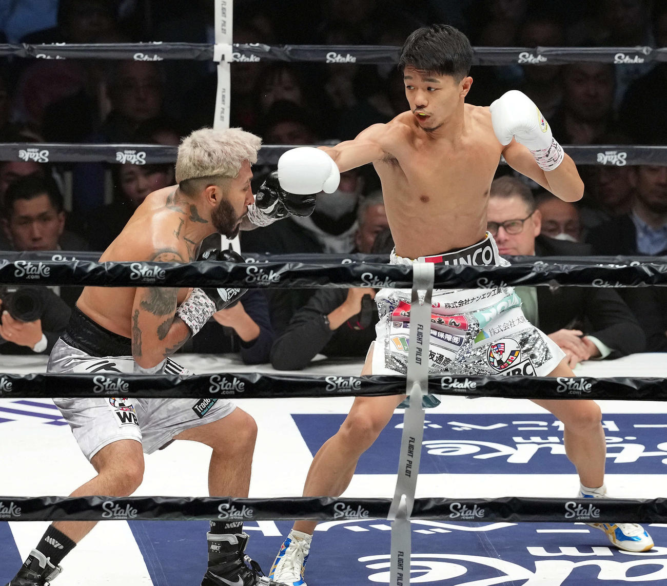 WBC世界バンタム級タイトルマッチ　1回　サンティアゴ（左）にパンチを繰り出す中谷（撮影・たえ見朱実）