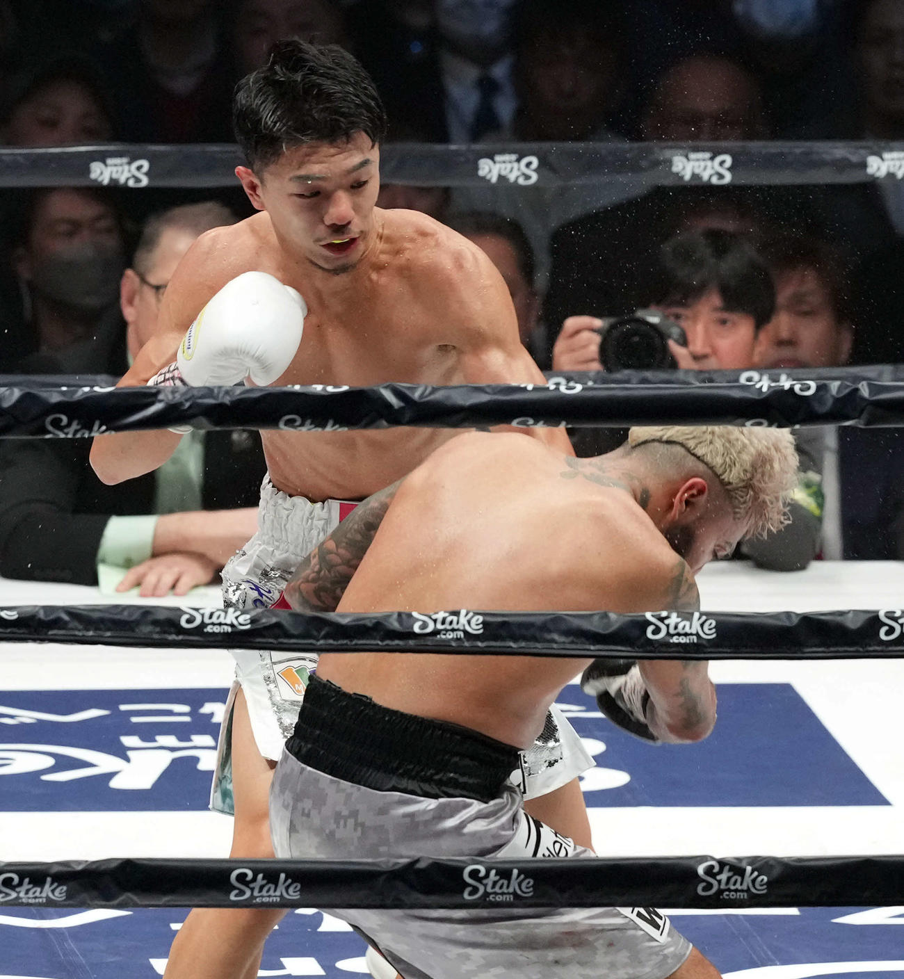 WBC世界バンタム級タイトルマッチ　6回　サンティアゴにTKO勝ちし、新チャンピオンとなった中谷潤人（撮影・たえ見朱実）