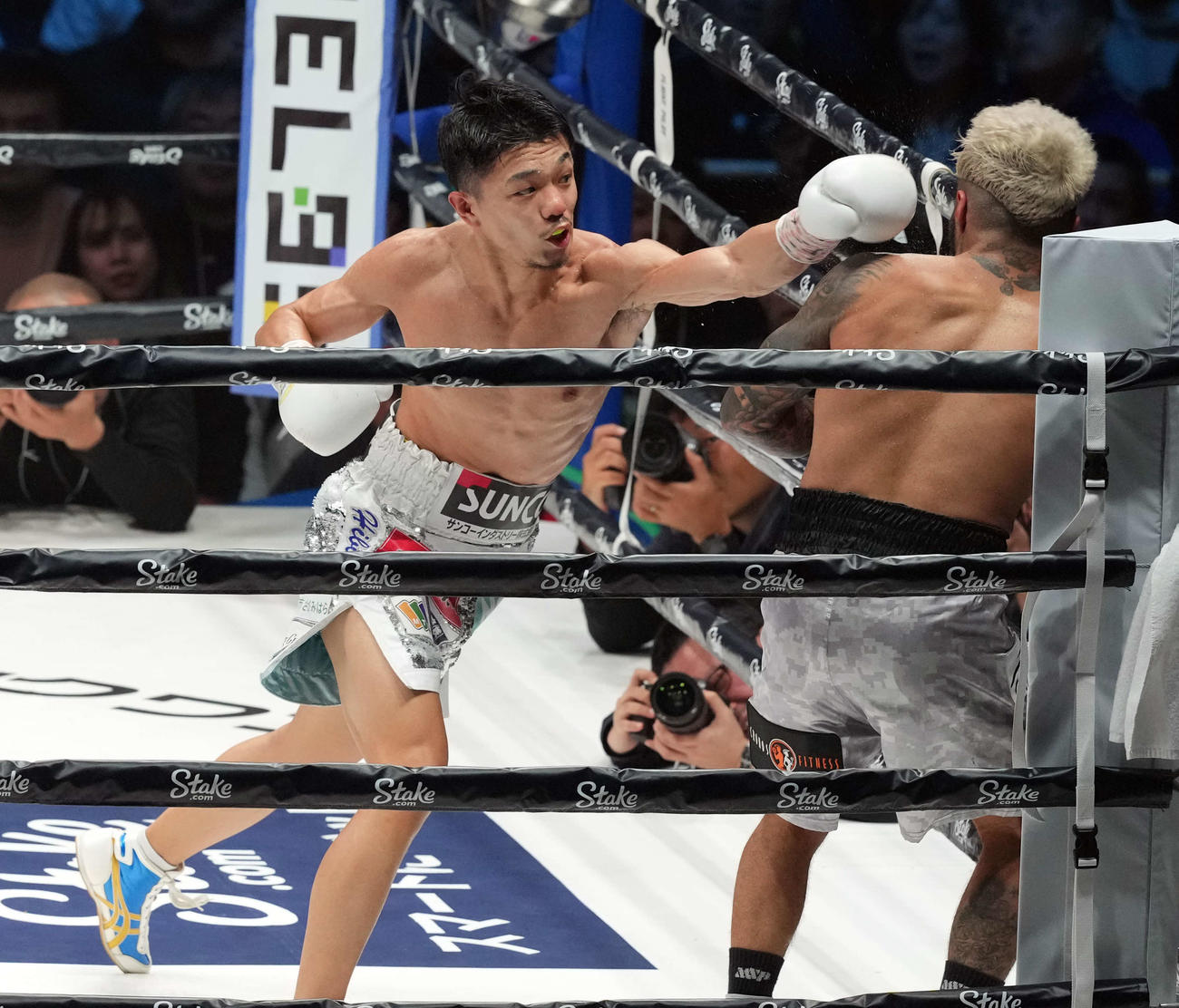 WBC世界バンタム級タイトルマッチ　6回　サンティアゴからダウンを奪い、TKO勝ちする中谷（撮影・たえ見朱実）
