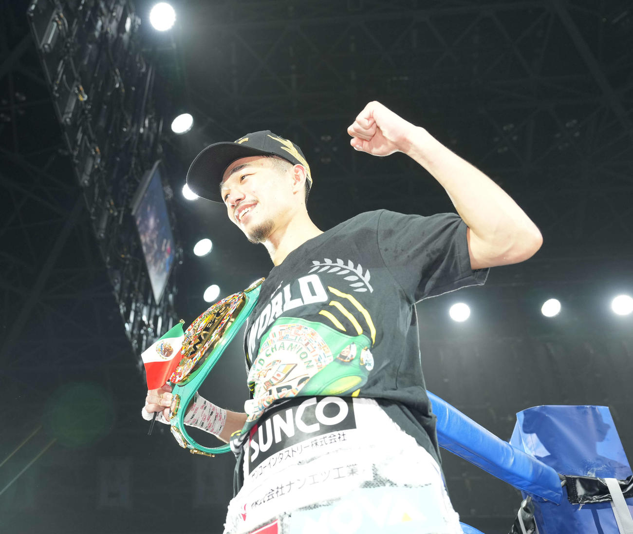 WBC世界バンタム級タイトルマッチ　サンティアゴ対中谷　ベルトを掲げて喜ぶ中谷（撮影・鈴木みどり）