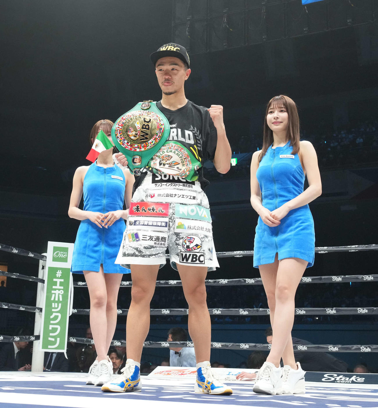 WBC世界バンタム級タイトルマッチ　サンティアゴ対中谷　ベルトを掲げて喜ぶ中谷（撮影・鈴木みどり）