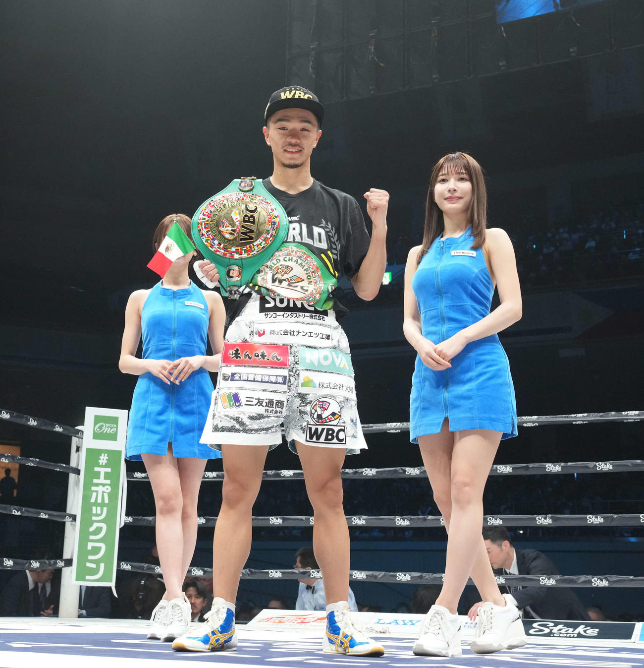 WBC世界バンタム級タイトルマッチ　サンティアゴ対中谷　ベルトを掲げて喜ぶ中谷（撮影・鈴木みどり）