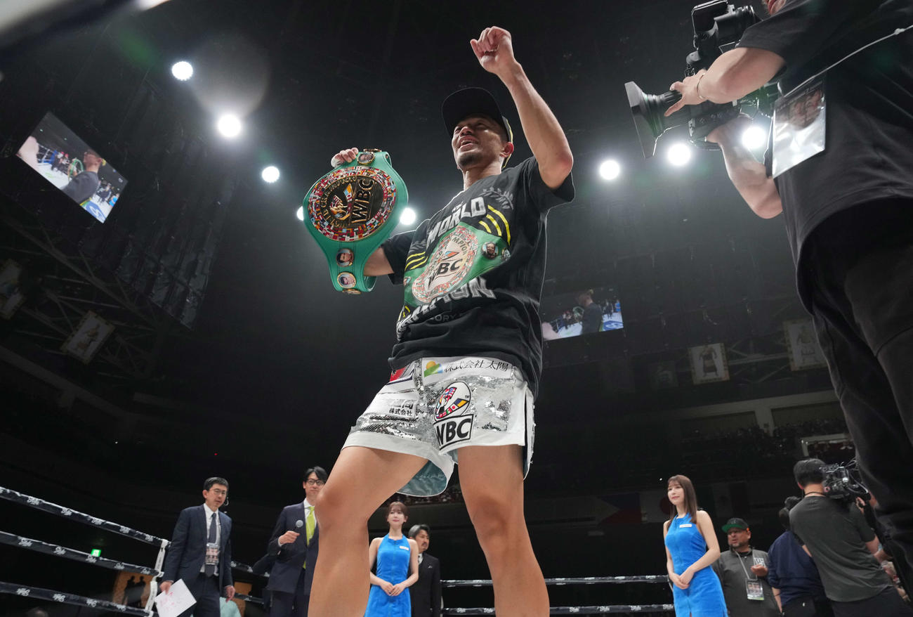 WBC世界バンタム級タイトルマッチ　サンティアゴ対中谷　ベルトを掲げて喜ぶ中谷（撮影・鈴木みどり）