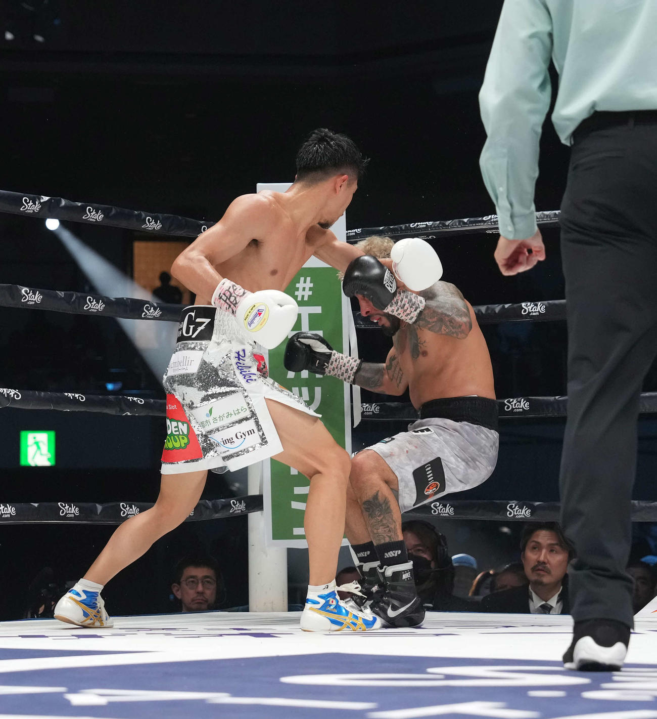 6回、サンティアゴ（右）からダウンを奪いTKO勝ちする中谷（撮影・鈴木みどり）