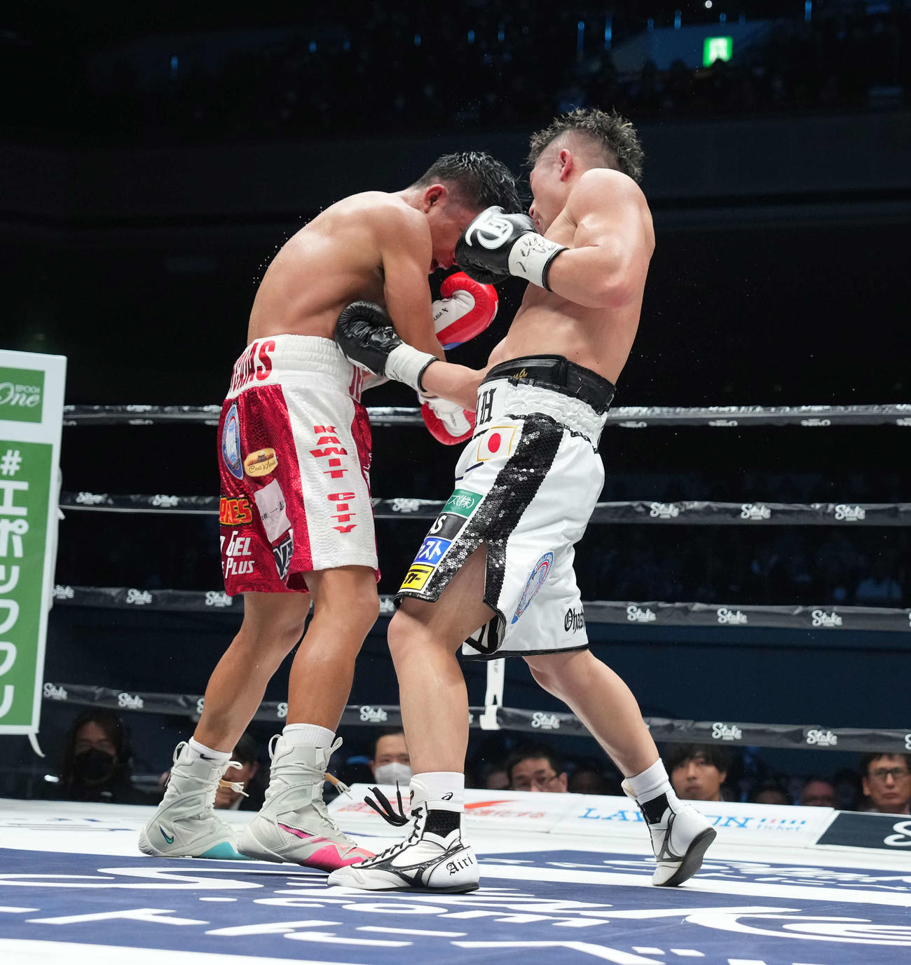 9回、右ボディーでアンカハス（左）からダウンを奪い、KO勝ちする井上拓（撮影・鈴木みどり）
