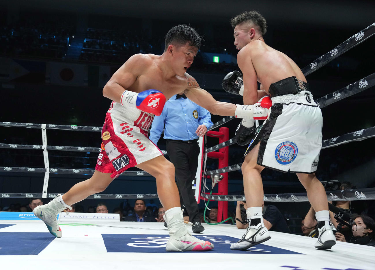 WBA世界バンタム級タイトルマッチ　井上拓対アンカハス　5回、アンカハス（左）のパンチを受ける井上拓（撮影・鈴木みどり）