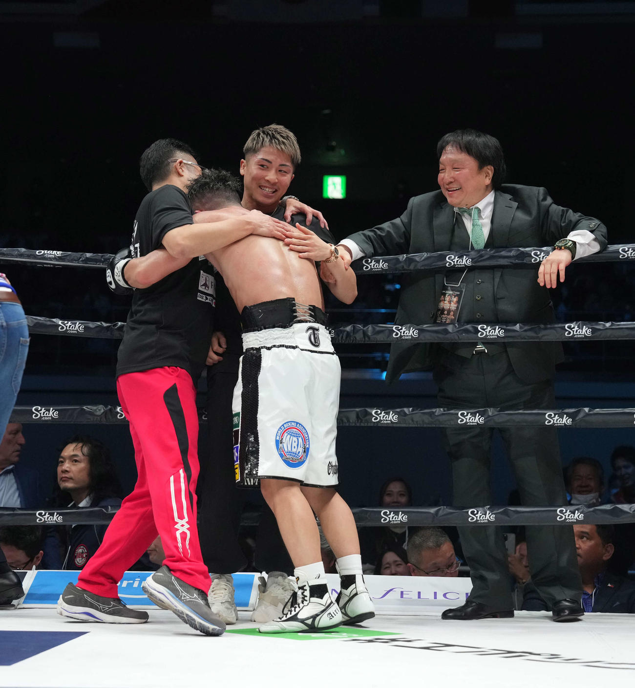 WBA世界バンタム級タイトルマッチ　KO勝ちの井上拓（中央）をたたえる。後方左から父真吾トレーナー、井上尚、大橋会長（撮影・鈴木みどり）