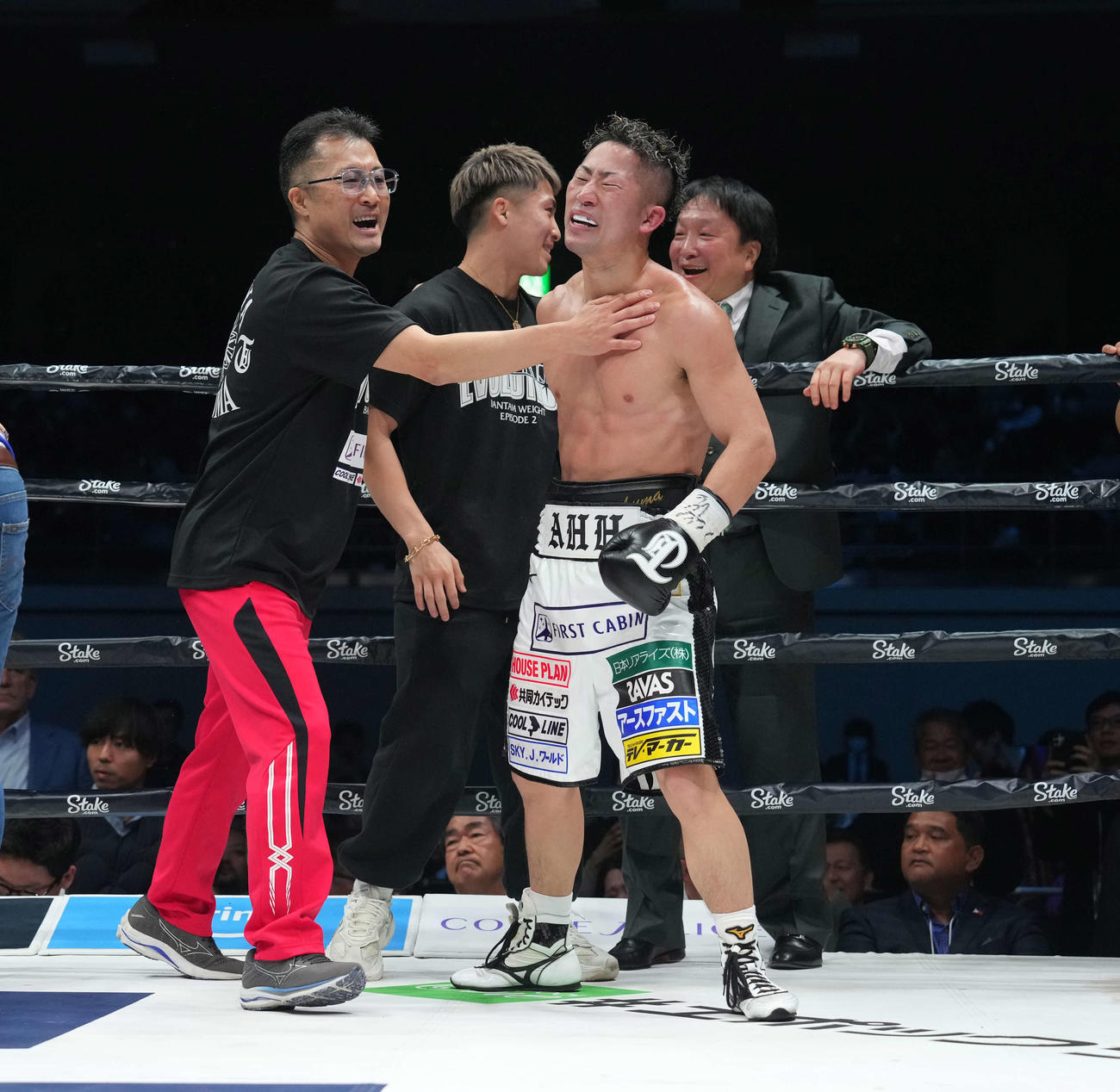 WBA世界バンタム級タイトルマッチ　9回、KO勝ちで感極まる井上拓（右）。左は父の真吾トレーナー、後方右は大橋会長、同左は井上尚（撮影・鈴木みどり）