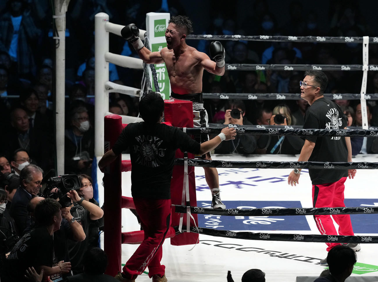 WBA世界バンタム級タイトルマッチ　アンカハス（右）にKO勝ちし初防衛を果たした井上拓（撮影・たえ見朱実）