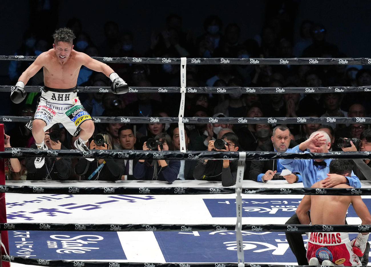 WBA世界バンタム級タイトルマッチ　アンカハス（右）にKO勝ちし喜びを爆発させる井上拓（撮影・たえ見朱実）