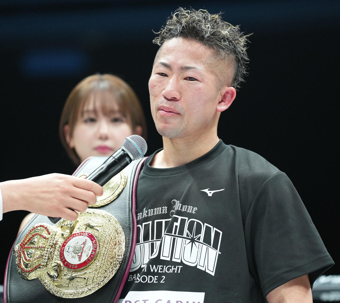 WBA世界バンタム級タイトルマッチ　アンカハスに勝利し防衛した井上拓は目を潤ませながらインタビューに答える（撮影・鈴木みどり）