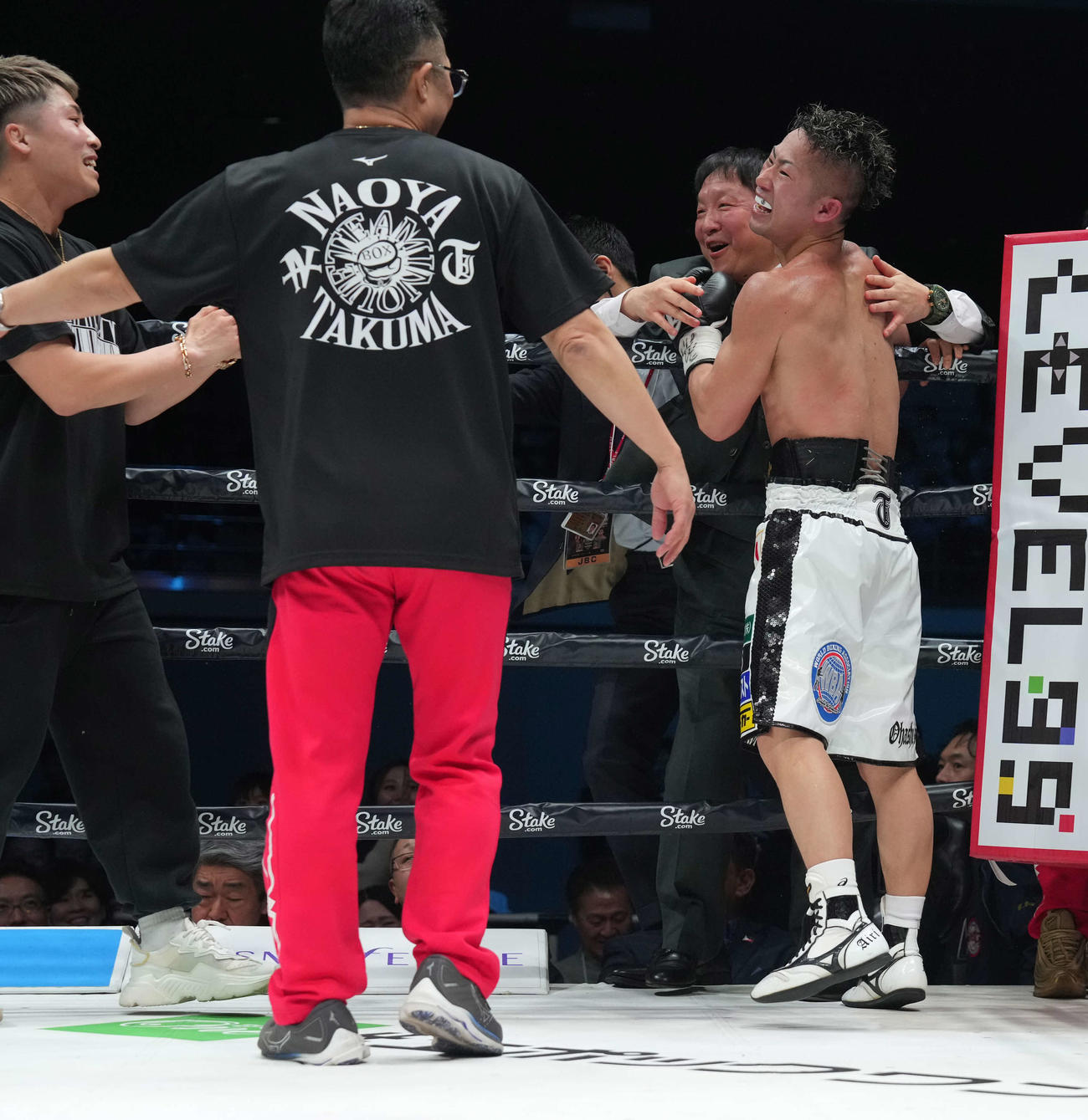 WBA世界バンタム級タイトルマッチ　KO勝ちで喜ぶ井上拓（右端）。同2人目は大橋会長、同3人目は父の真吾トレーナー、左端は井上尚（撮影・鈴木みどり）