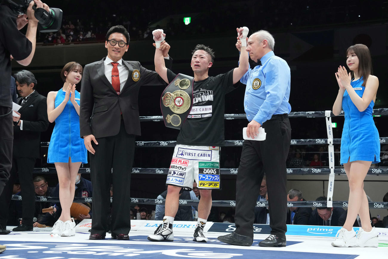 WBA世界バンタム級タイトルマッチ　ベルトを掲げる井上拓（撮影・鈴木みどり）