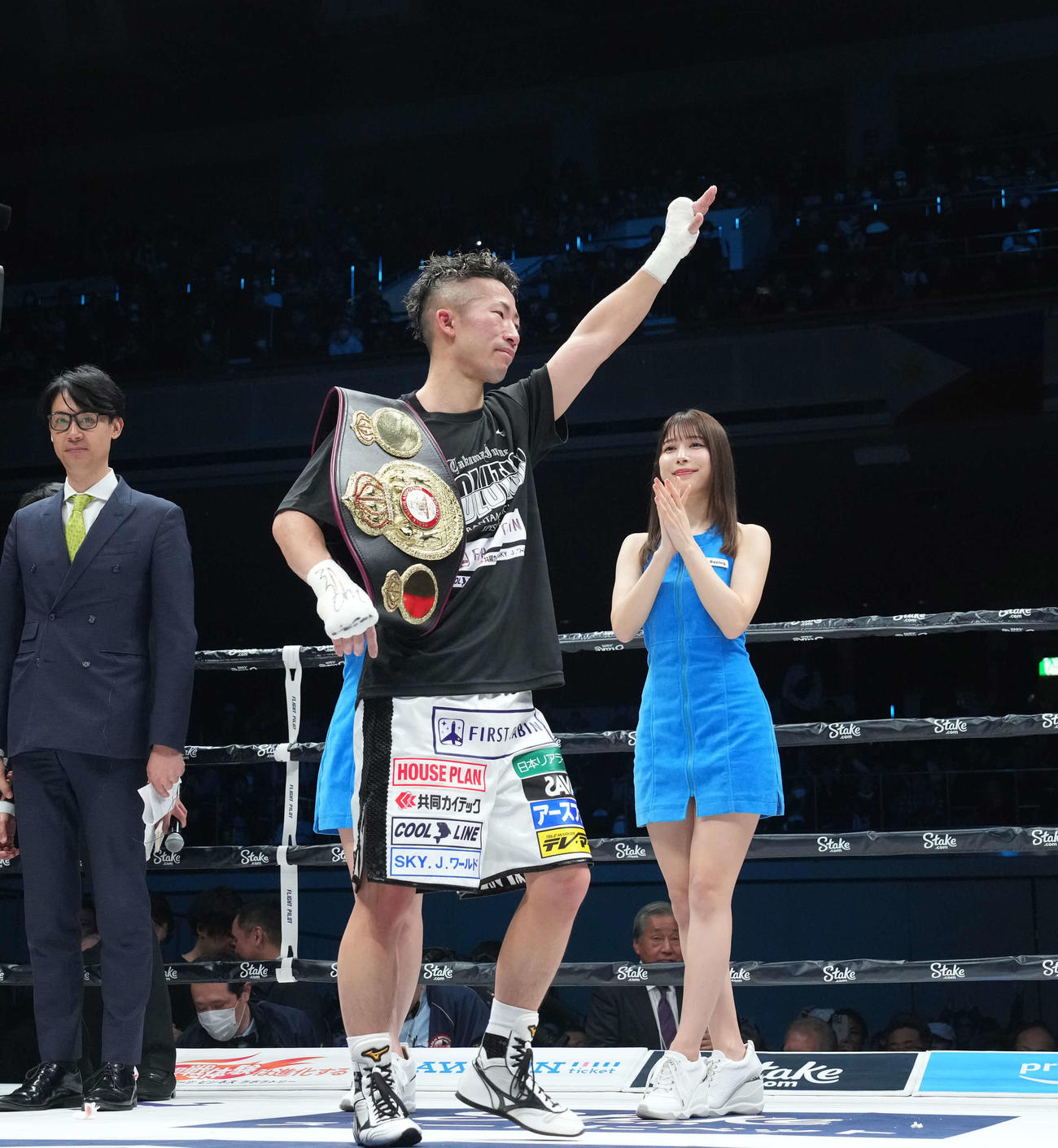 WBA世界バンタム級タイトルマッチ　ベルトを肩に喜ぶ井上拓（撮影・鈴木みどり）