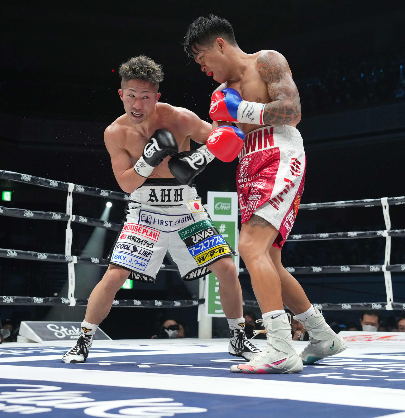 WBA世界バンタム級タイトルマッチ　井上拓対アンカハス　4回、アンカハス（右）を攻める井上拓（撮影・鈴木みどり）