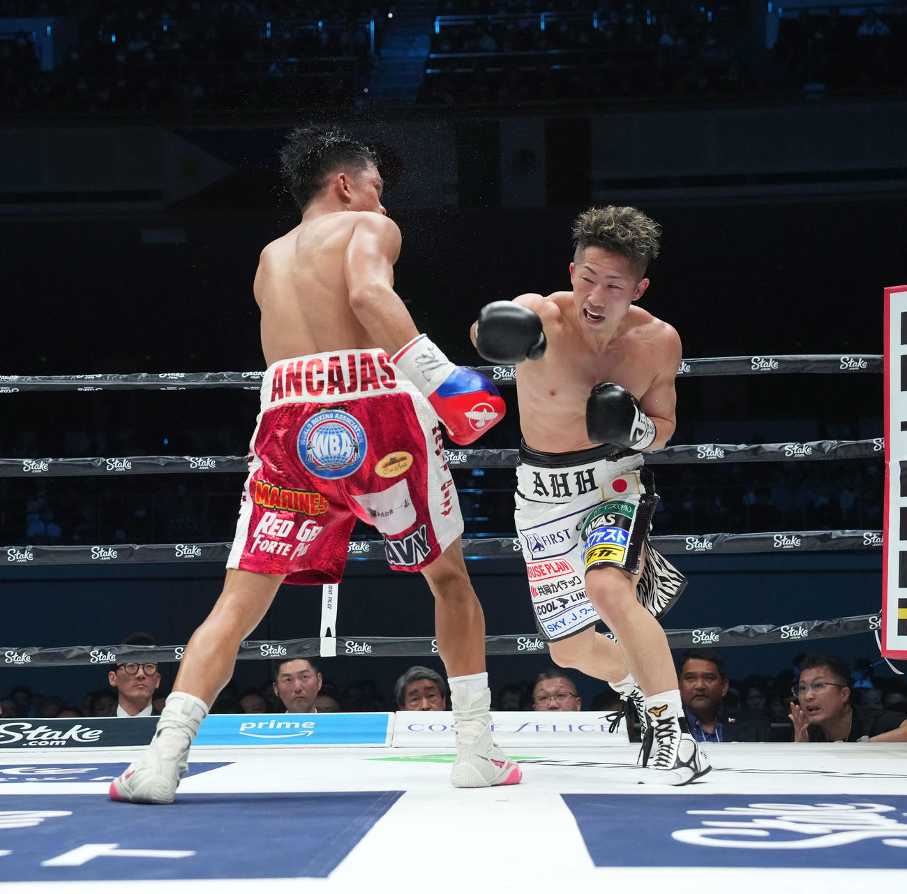 WBA世界バンタム級タイトルマッチ　井上拓対アンカハス　5回、アンカハス（左）を攻める井上拓（撮影・鈴木みどり）