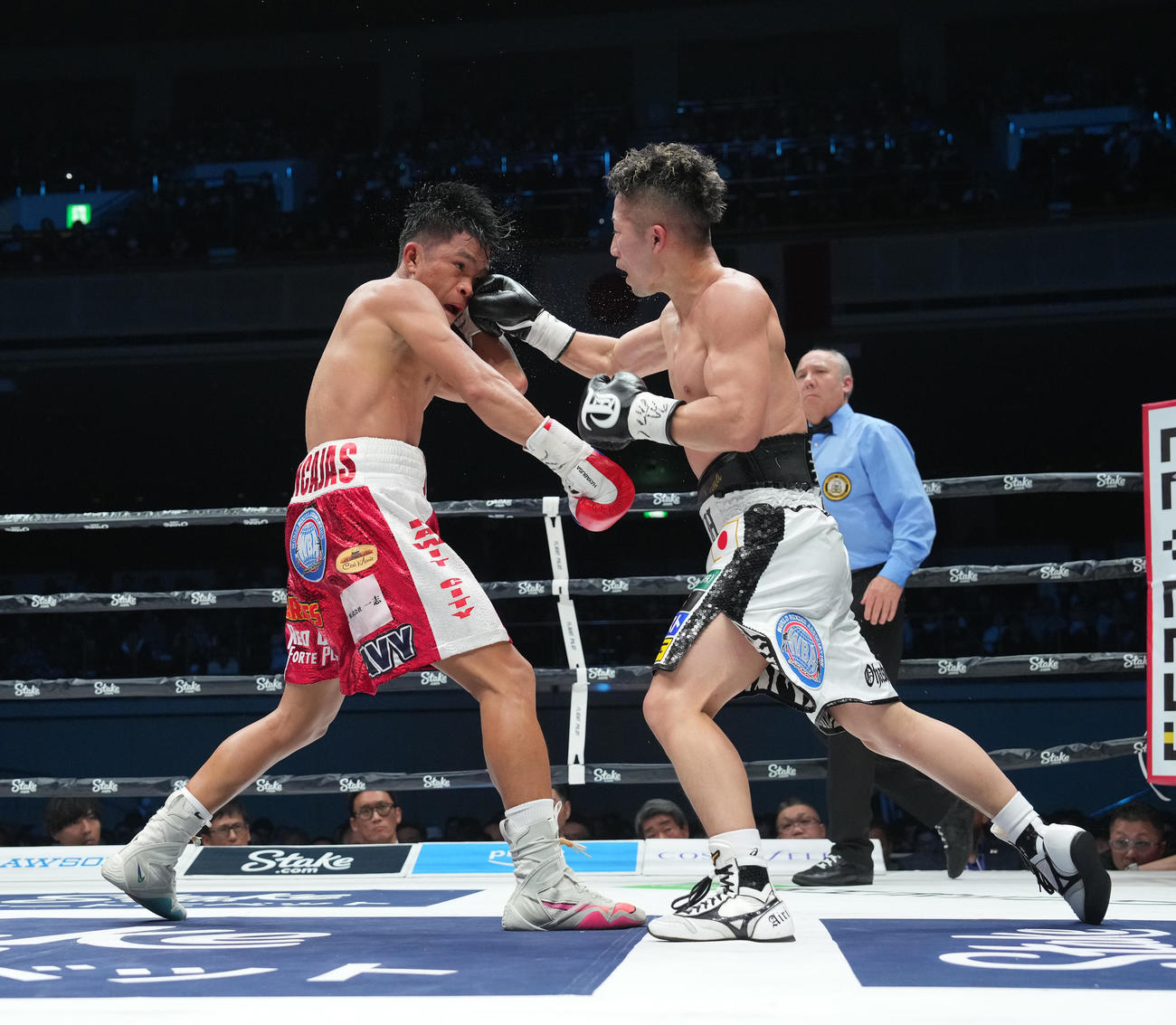 WBA世界バンタム級タイトルマッチ　井上拓対アンカハス　6回、アンカハス（左）を攻める井上拓（撮影・鈴木みどり）