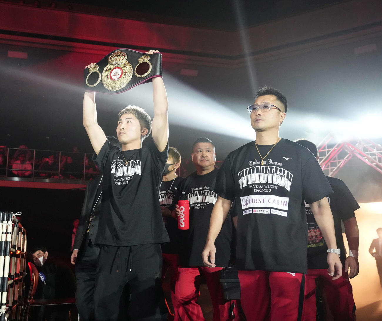 WBA世界バンタム級タイトルマッチ　井上拓対アンカハス　ベルトを掲げる井上尚。右は父の真吾トレーナー（撮影・鈴木みどり）