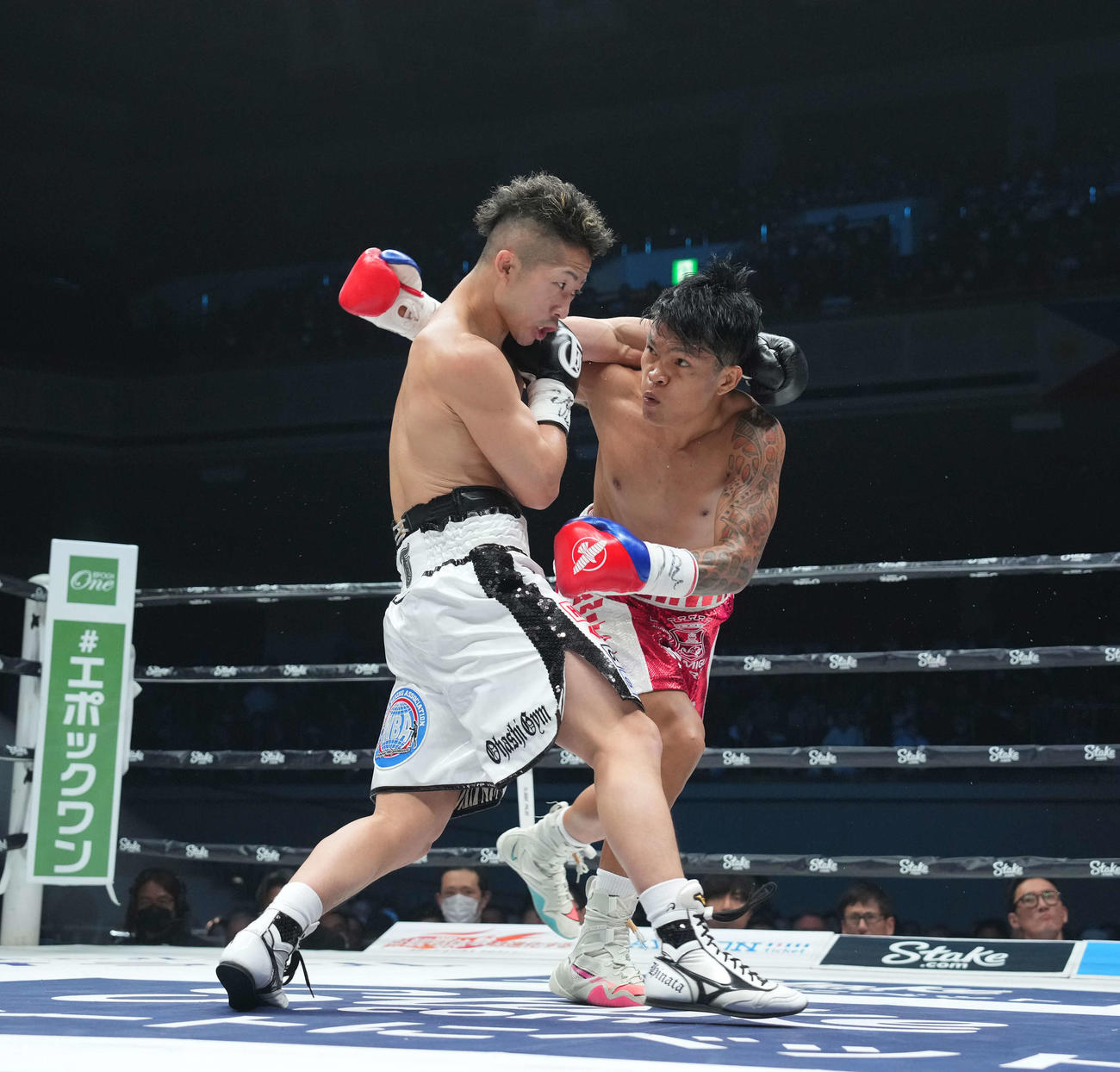 WBA世界バンタム級タイトルマッチ　井上拓対アンカハス　アンカハス（右）を攻める井上拓（撮影・鈴木みどり）