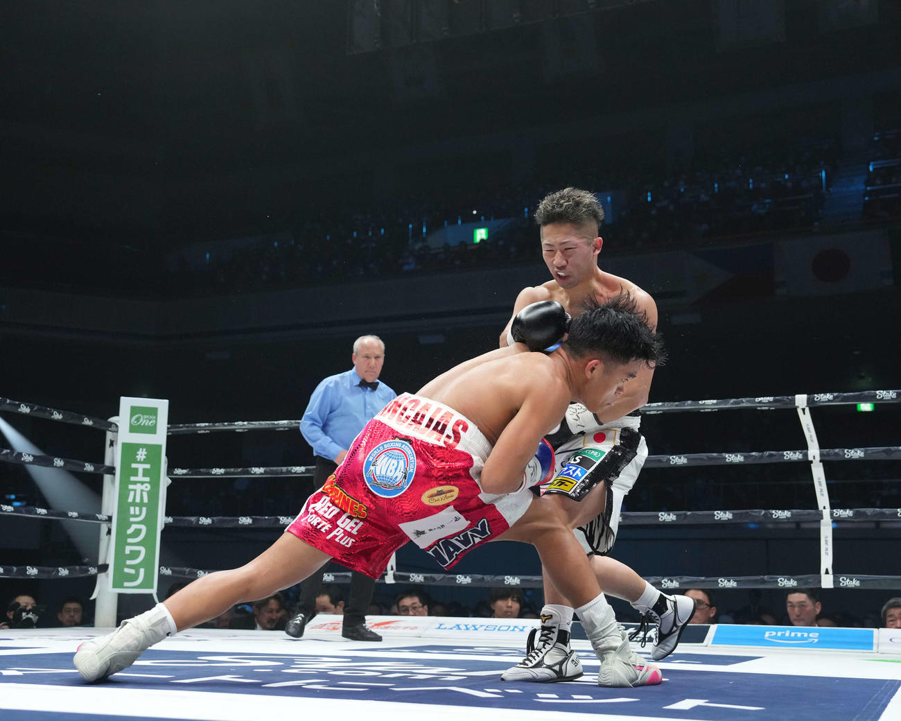 WBA世界バンタム級タイトルマッチ　井上拓対アンカハス　アンカハス（手前）を攻める井上拓（撮影・鈴木みどり）