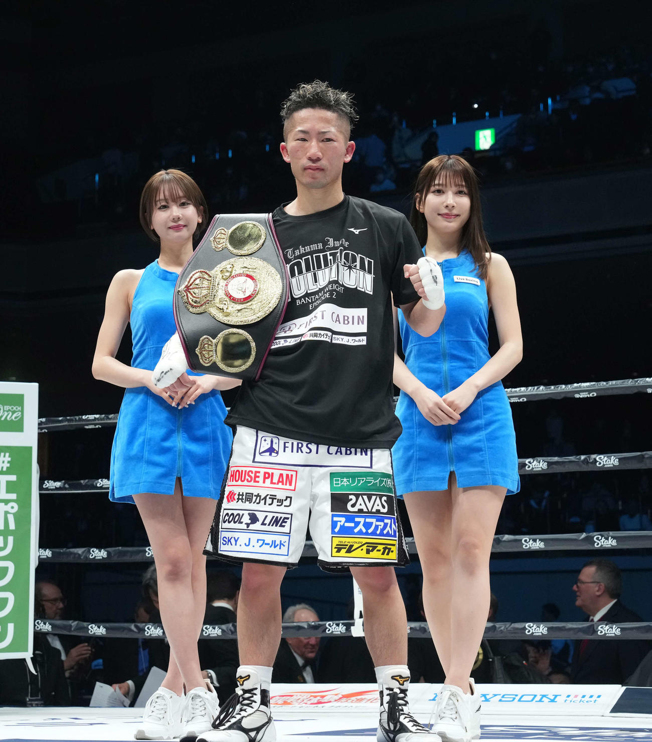 WBA世界バンタム級タイトルマッチ　ベルトを肩にポーズを決める井上拓（撮影・鈴木みどり）