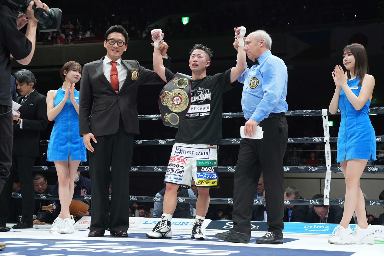 WBA世界バンタム級タイトルマッチ　ベルトを掲げる井上拓（撮影・鈴木みどり）