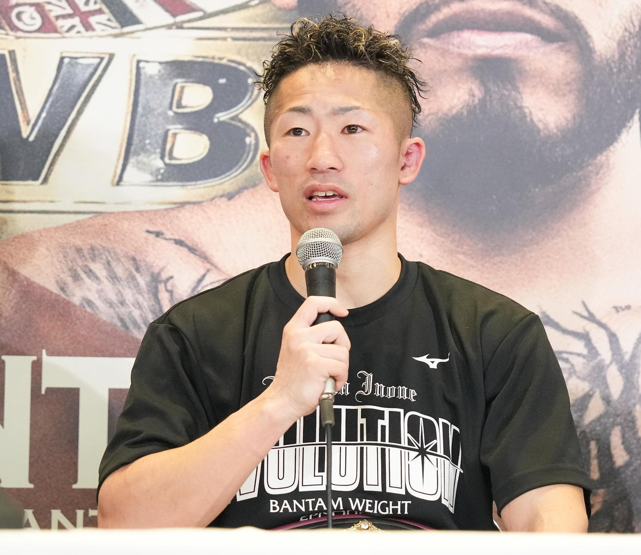 WBA世界バンタム級タイトルマッチ　アンカハスに勝利し防衛した井上拓は会見に臨む（撮影・鈴木みどり）