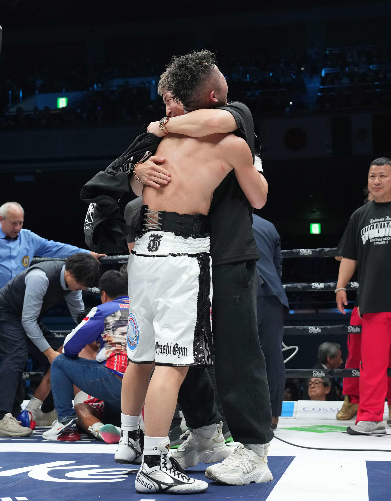 WBA世界バンタム級タイトルマッチ　抱き合う井上拓（手前）とは井上尚（撮影・鈴木みどり）