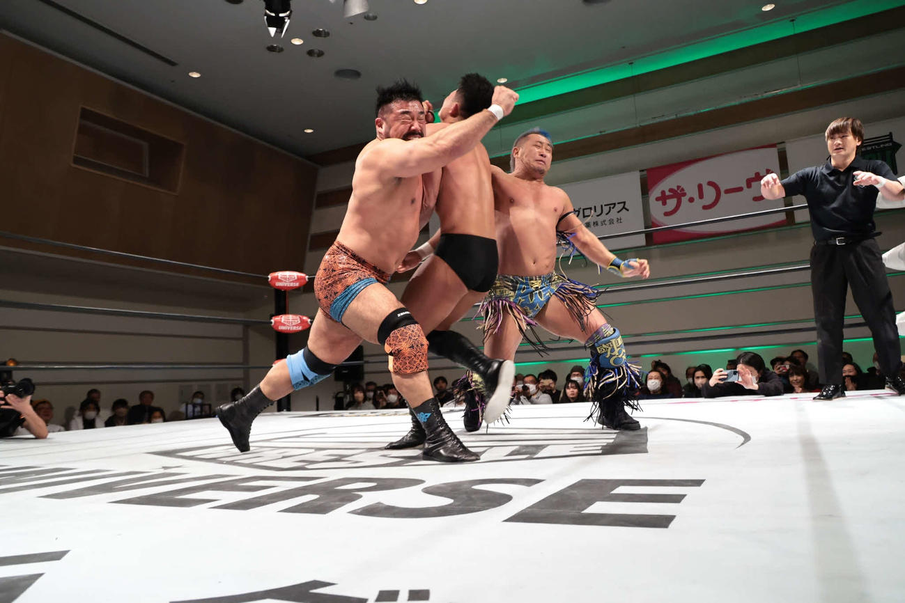 征矢学（左）＆近藤修司（右）に痛めつけられる大和田侑（C）プロレスリング・ノア）