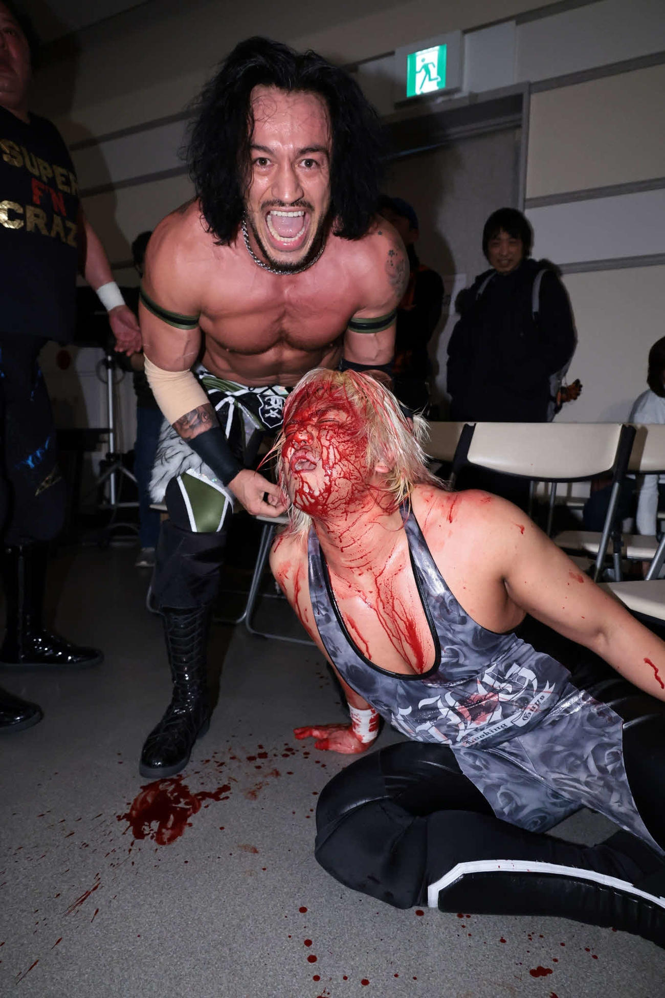 ダガはチャンピオンベルトでタダスケの顔面を殴打し、血まみれにした（（C）〓プロレスリング・ノア）