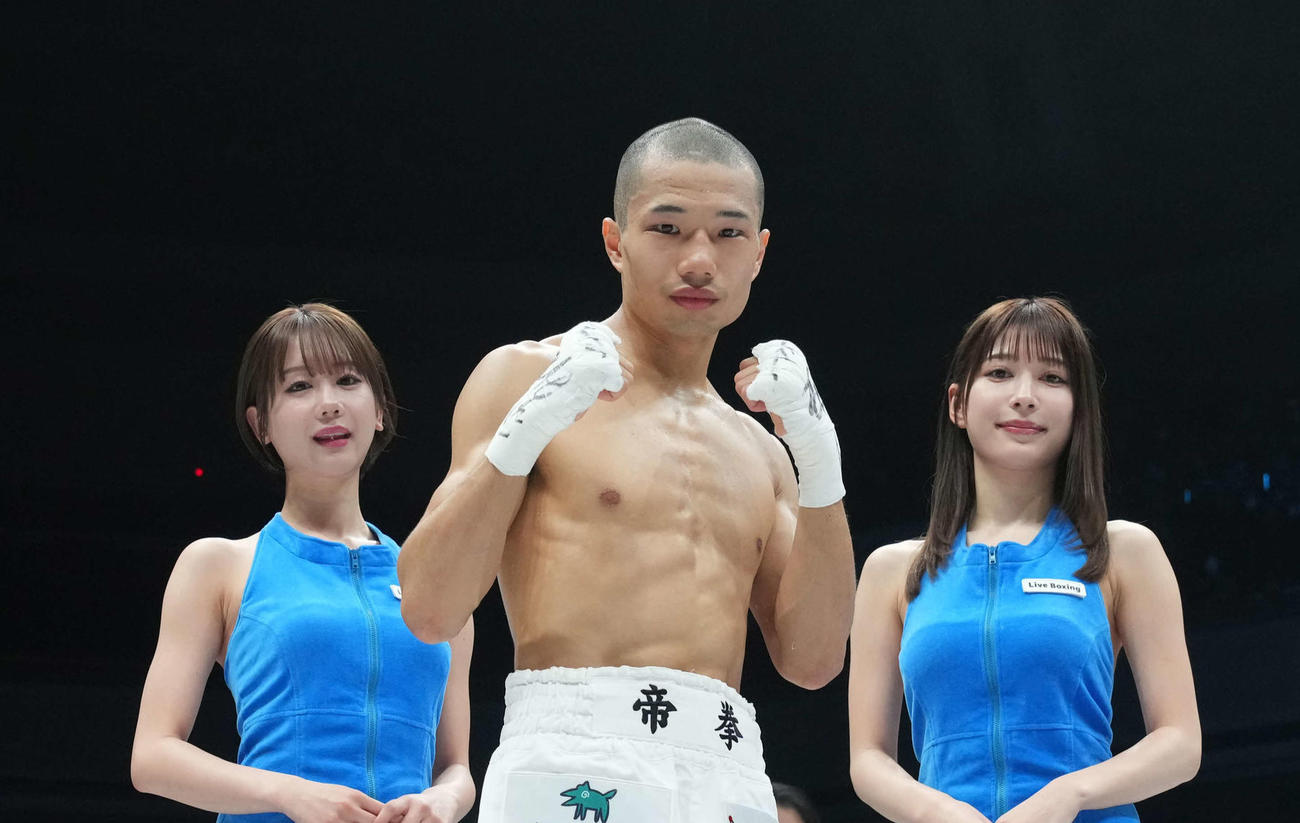 1回KOでスルタンを倒した増田。右はラウンドガールの雪平莉左、左は新唯（撮影・鈴木みどり）