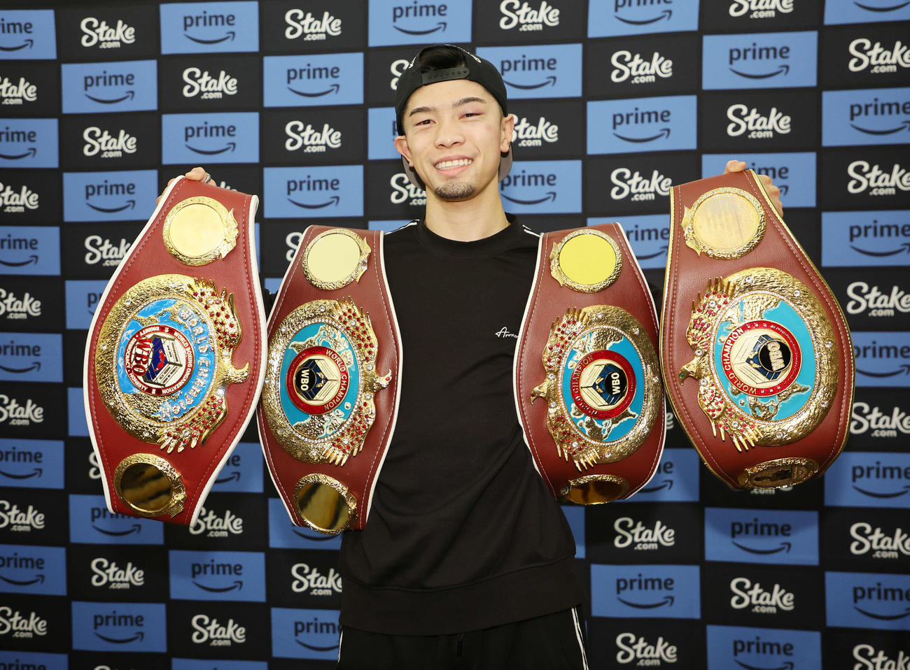 4本のベルトを手に笑顔を見せる田中（撮影・鈴木正人）