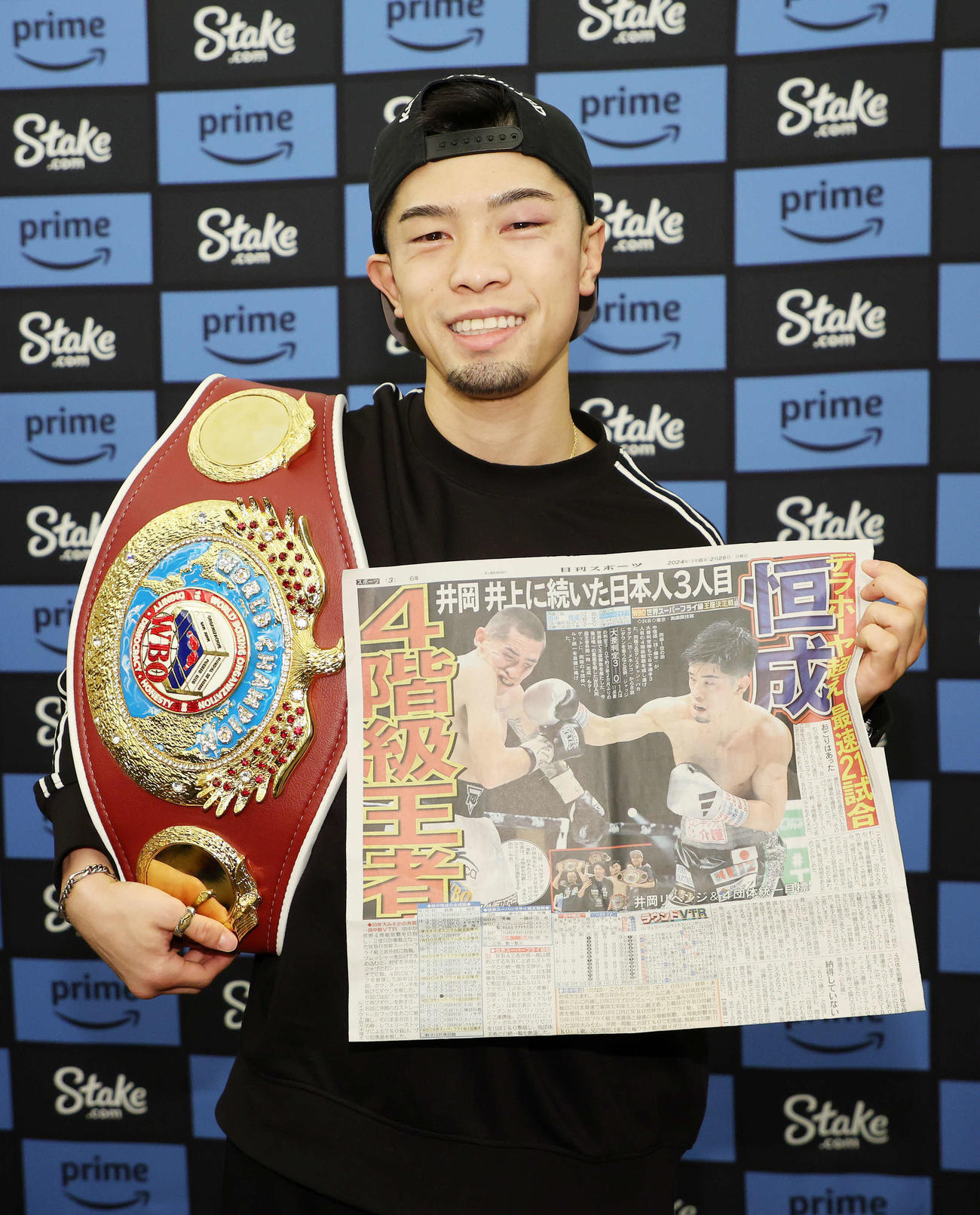 本紙を手に笑顔を見せる田中（撮影・鈴木正人）