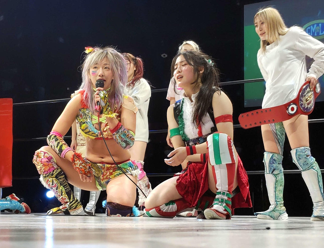 試合に負けたウナギ・サヤカ（左）＆駿河メイだったが、試合後にはウナギがマイクでCMLLの社長にメキシコ行きを直訴した